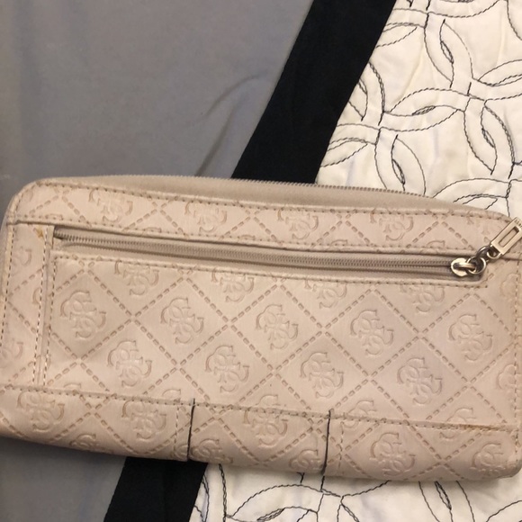 NWOT GUESS Wallet - Picture 4 of 8